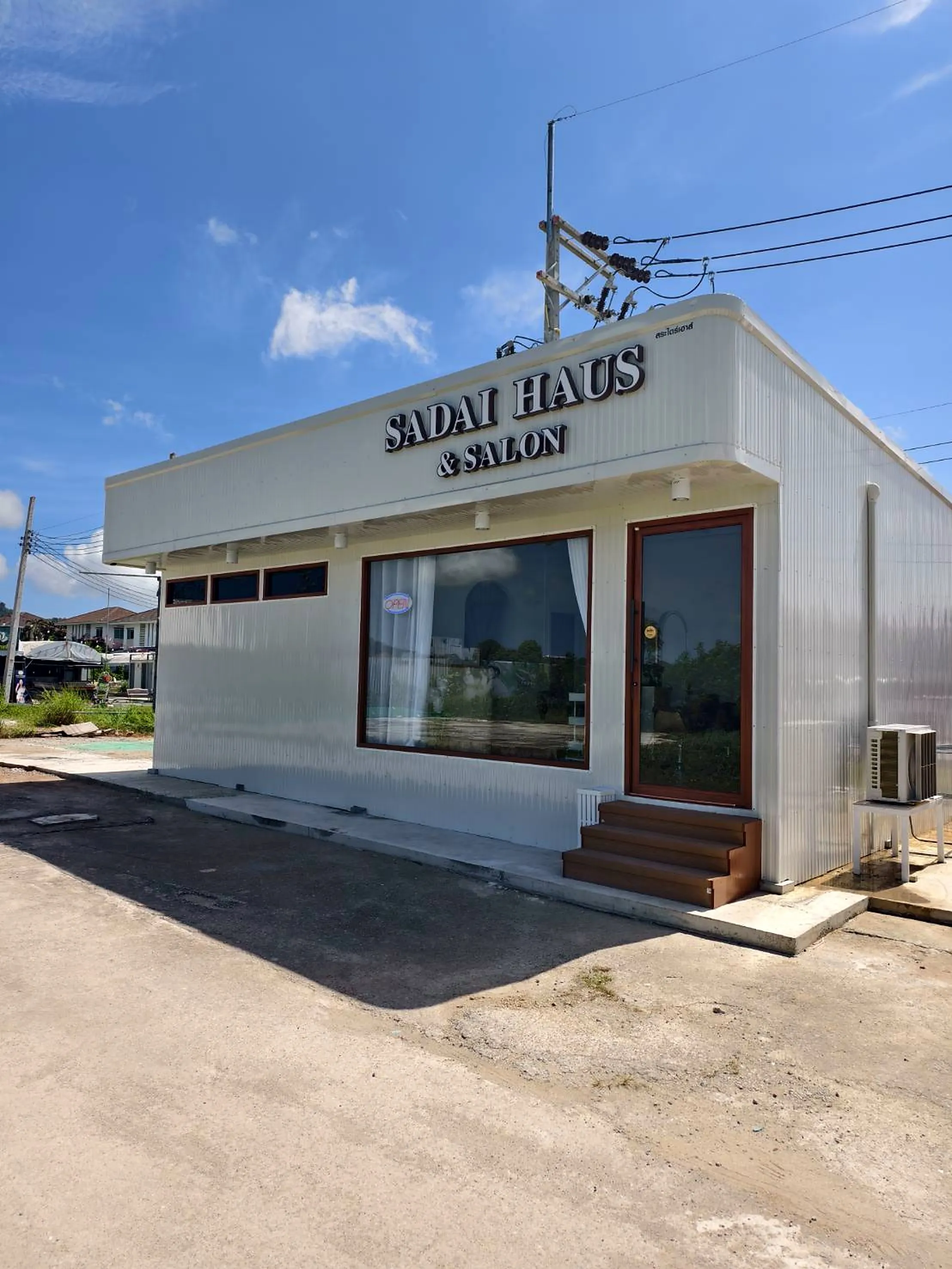 หน้าร้าน Sadai Haus & Salon ที่เกาะแก้ว ภูเก็ต ในวันฟ้าใส